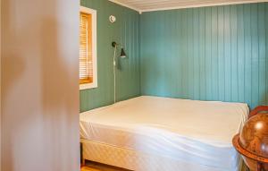 - une chambre avec un lit dans un mur vert dans l'établissement Nice Home In Malm With Lake View, 