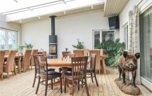 une salle à manger avec une table et une statue de porc dans l'établissement 1 Bedroom Nice Home In Kosta, à Kosta