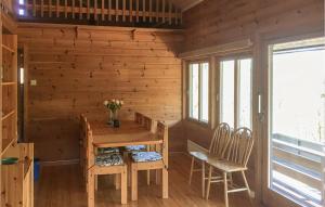 jadalnia z drewnianym stołem i krzesłami w obiekcie Nice Home In Mandal With 3 Bedrooms And Wifi w mieście Mandal
