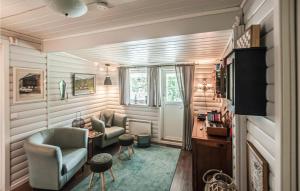 Μια τηλεόραση ή/και κέντρο ψυχαγωγίας στο Nice Home In Bjerkvik With Wifi