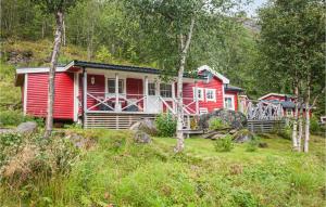 uma cabana vermelha no meio de uma floresta em Nice Home In Bjerkvik With Wifi em Bjerkvik