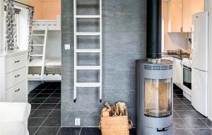 uma cozinha com um fogão e um beliche em Stunning Home In Oskarshamn With Wifi em Oskarshamn