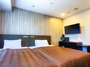 HOTEL LiVEMAX Tachikawa Ekimae客房内的一张或多张床位