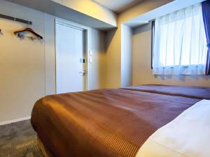 HOTEL LiVEMAX Tachikawa Ekimae客房内的一张或多张床位