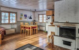 een keuken en eetkamer met een tafel en een open haard bij Amazing Home In Mullsj With 2 Bedrooms in Mullsjö