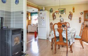 TV a/nebo společenská místnost v ubytování 3 Bedroom Cozy Home In Ålem