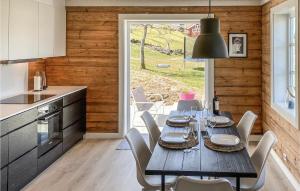 comedor con mesa y sillas en la cocina en 4 Bedroom Gorgeous Home In Vanse en Vanse