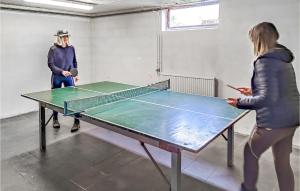 Instalaciones para jugar al ping pong en Lovely Home In Trans With Wifi o alrededores