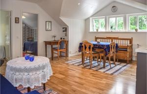 Setusvæði á 2 Bedroom Cozy Apartment In Årjäng