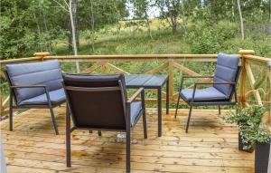 Garður fyrir utan 2 Bedroom Cozy Apartment In Årjäng