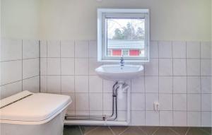 a bathroom with a toilet and a sink and a window at Stunning Home In Sollebrunn With Kitchen in Sollebrunn
