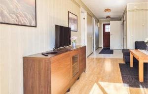 TV a/nebo společenská místnost v ubytování 1 Bedroom Cozy Apartment In Finnerödja