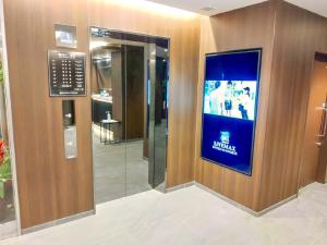 HOTEL LiVEMAX Tachikawa Ekimae的电视和/或娱乐中心