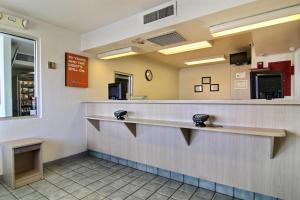 Khu vực sảnh/lễ tân tại Motel 6-Tucumcari, NM +50 ảnh