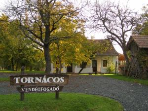 znak przed domem z domem w obiekcie Őrségi Tornácos Vendégfogadó w mieście Felsőszenterzsébet