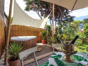 Un patio con una mesa y sillas y una sombrilla. en Roncon's Villa, en Penzance