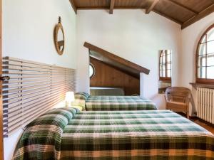 ファーノにあるHoliday home in Fano with gardenの緑と白の毛布が掛けられたベッドのある寝室