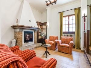 ファーノにあるHoliday home in Fano with gardenのリビングルーム(暖炉、椅子2脚付)