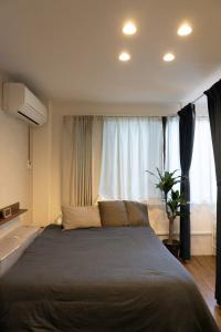 Een bed of bedden in een kamer bij Higashi Shinagawa House - Vacation STAY 94569v