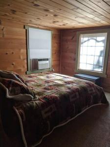 una camera con un letto in una baita di tronchi di Baltyr Cabin a Miramonte