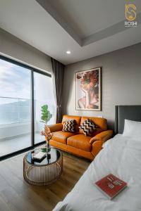 Postel nebo postele na pokoji v ubytování TMS QUY NHƠN - ROSHI Apartment & Homestay OCEAN VIEW