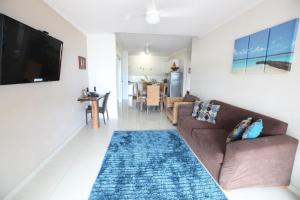 TV a/nebo společenská místnost v ubytování Vanuatu Beachfront Apartments
