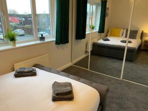 Zimmer mit 2 Betten und einem Spiegel in der Unterkunft Marston House in Marston Green