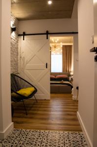 una puerta corredera de granero en una habitación con 1 dormitorio en Apartament Wyspiański en Sanok