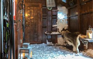 um cão deitado num quarto coberto de neve em Cozy Home In seral With House A Mountain View em Åseral