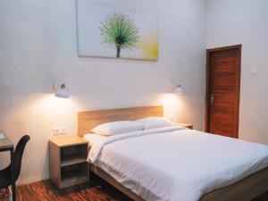 Tempat tidur dalam kamar di Tumpaksewu Homestay