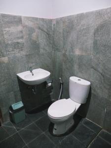 Kamar mandi di Tumpaksewu Homestay