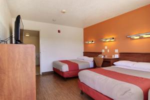 Motel 6-Amarillo, TX - Airport tesisinde bir odada yatak veya yataklar