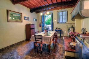 uma cozinha com mesa e cadeiras num quarto em Villa Cipresso 2 em Lastra a Signa
