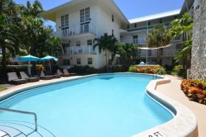 een zwembad voor een hotel bij Suites at Coral Resorts in Miami