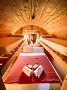 two bunk beds in a wooden cabin with two books at Tenuta Morganti in Torano Nuovo