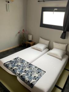Saint-Cyr-sur-le-Rhône的住宿－Le GENKI japonais 4 étoiles，两张睡床彼此相邻,位于一个房间里