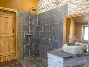 Koupelna v ubytování Tyn Llwyn Cornel Eco Barn + 28 fotografií