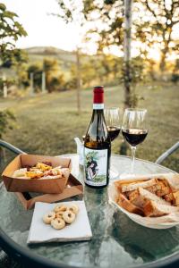 Ein Tisch mit einer Flasche Wein, etwas Brot und Weingläsern in der Unterkunft Tenuta Morganti in Torano Nuovo + 29 Fotos