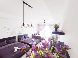 a living room with purple furniture and purple flowers at KSL D'esplanade Johor Bharu in Johor Bahru +239 photos