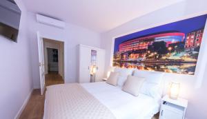 Una cama o camas en una habitación de Bilbao Henao Park de Bilbao Suites, en pleno centro con garaje directo