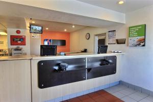 a bar in a fast food restaurant with a counter at Motel 6-Corpus Christi, TX - East - North Padre Island in Corpus Christi
