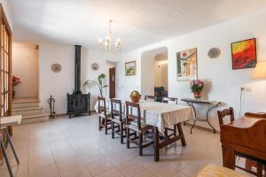 Un comedor con mesa y sillas en Can Tries, en Felanitx