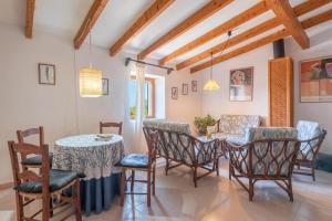 Un comedor con mesa y sillas en Can Tries, en Felanitx