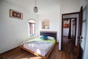 Łóżko lub łóżka w pokoju w obiekcie Villa Belvedere, Upper Qeparo