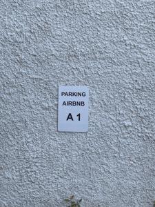 un letrero en una pared que dice parking athens en The Grey Apartments, en Volos