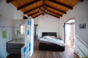 Una cama o camas en una habitación de Villa Belvedere, Upper Qeparo