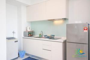 Kuchyň nebo kuchyňský kout v ubytování Teega Suites by RR JBcity