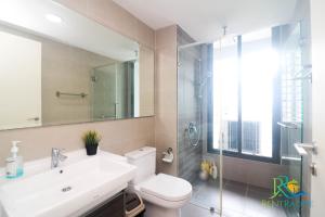 Koupelna v ubytování Teega Suites by RR JBcity