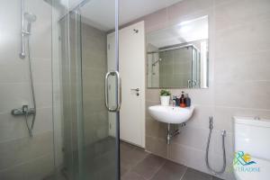 Koupelna v ubytování Teega Suites by RR JBcity