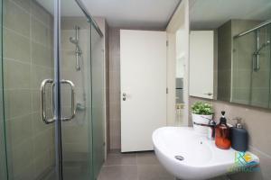 Koupelna v ubytování Teega Suites by RR JBcity